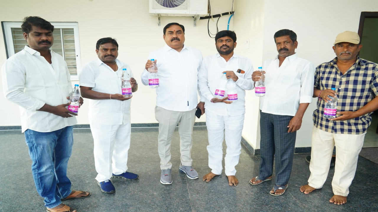 బీఆర్ఎస్ జోష్‌: దాహం తీర్చ‌నున్న ద‌యాక‌ర‌న్న వాట‌ర్‌ బాటిళ్లు