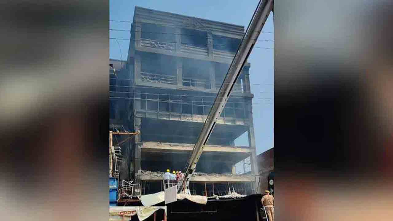 రేప‌ట్నుంచి డెక్కన్ మాల్‌ భవనం కూల్చివేత