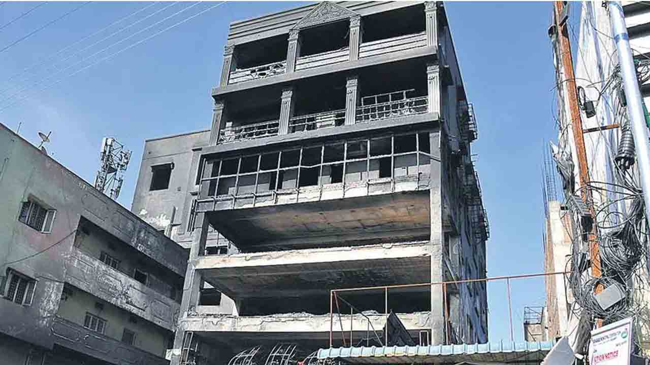 సాయంత్రం 4 గంటలకు డెక్కన్ బిల్డింగ్ కూల్చివేత ప‌నులు ప్రారంభం