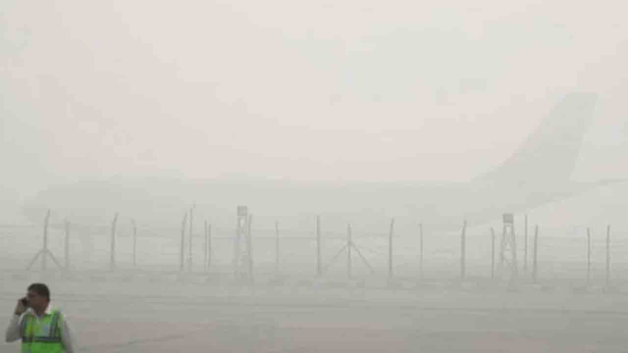 ఢిల్లీని క‌మ్మేసిన పొగ‌మంచు.. 40 విమానాలు ఆల‌స్యం