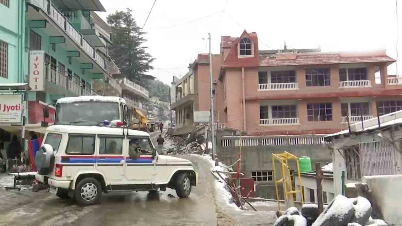 Joshimath | ఓవైపు భారీగా కురుస్తున్న మంచు.. మరోవైపు వర్షం.. ఆగిన కూల్చివేత పనులు