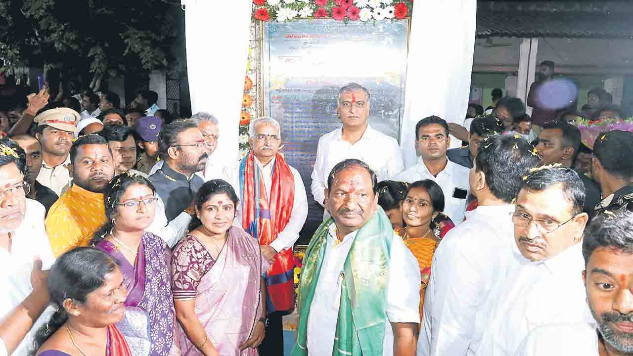 నోటిఫికేషన్లు ఇస్తుంటే బండి ఓరుస్తలేడు