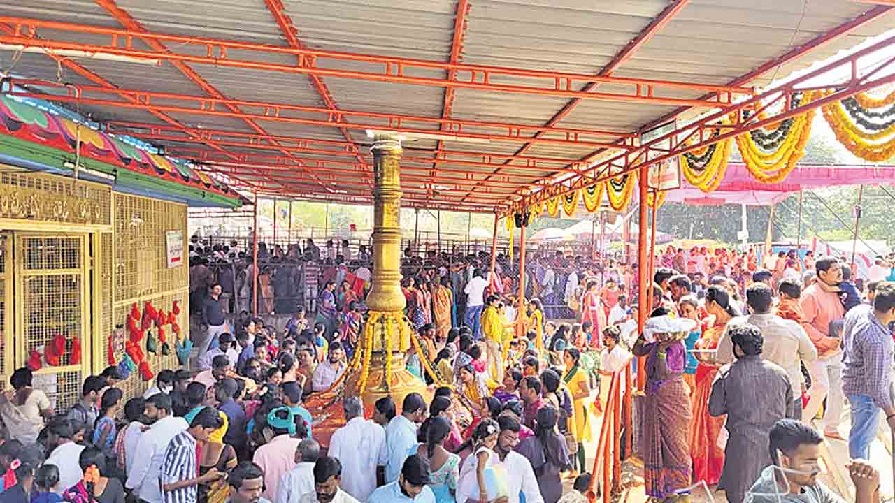 దుర్గమ్మను పెద్ద సంఖ్యలో దర్శించుకున్న భక్తులు
