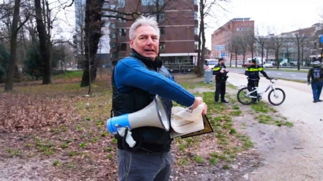 డ‌చ్ పార్ల‌మెంట్ ముందే.. ఖురాన్ ప్ర‌తుల్ని చింపేశారు.. వీడియో