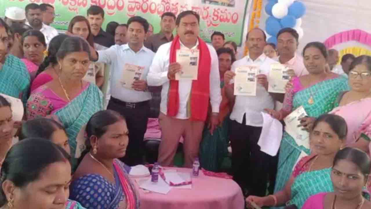 మహిళలు ఆర్థికంగా ఎదిగితే కుటుంబానికి బలం : మంత్రి ఎర్రబెల్లి