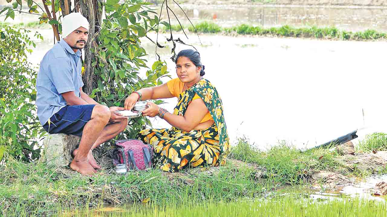 ఊరు మొఖం చూస్త అనుకోలె.. కొర్ర శంకర్‌నాయక్‌ సంబురం