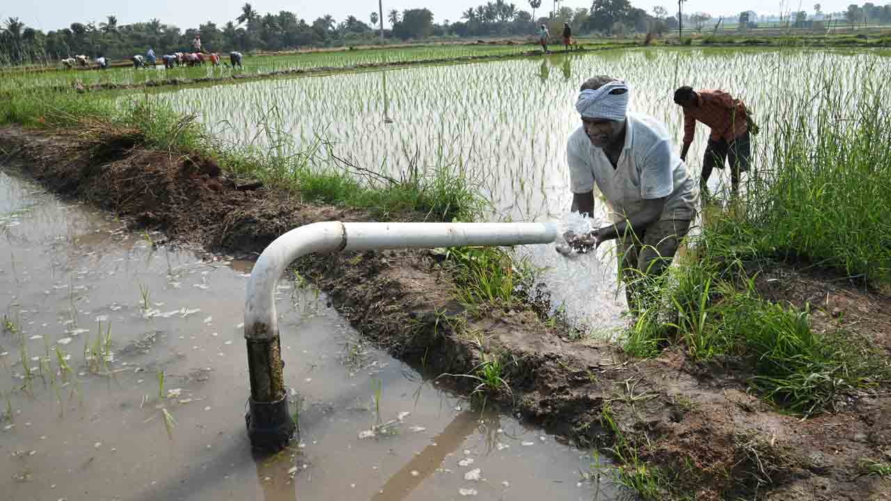 చీకట్లను చీల్చుకుంటూ వెలుగుల్లోకి ఎవుపం