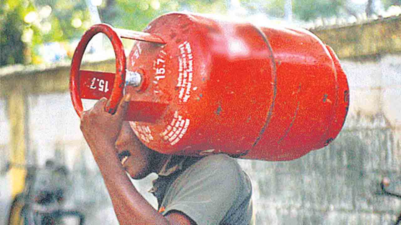 వంట గ్యాస్‌ ధరలపై అమ్మల ఆగ్రహం