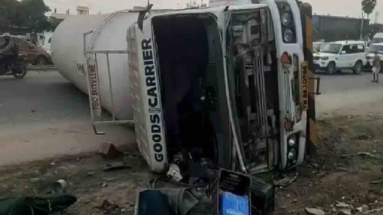 గ్యాస్ ట్యాంక‌ర్ బోల్తా.. హైద‌రాబాద్ – విజ‌య‌వాడ హైవేపై భారీగా ట్రాఫిక్‌జామ్