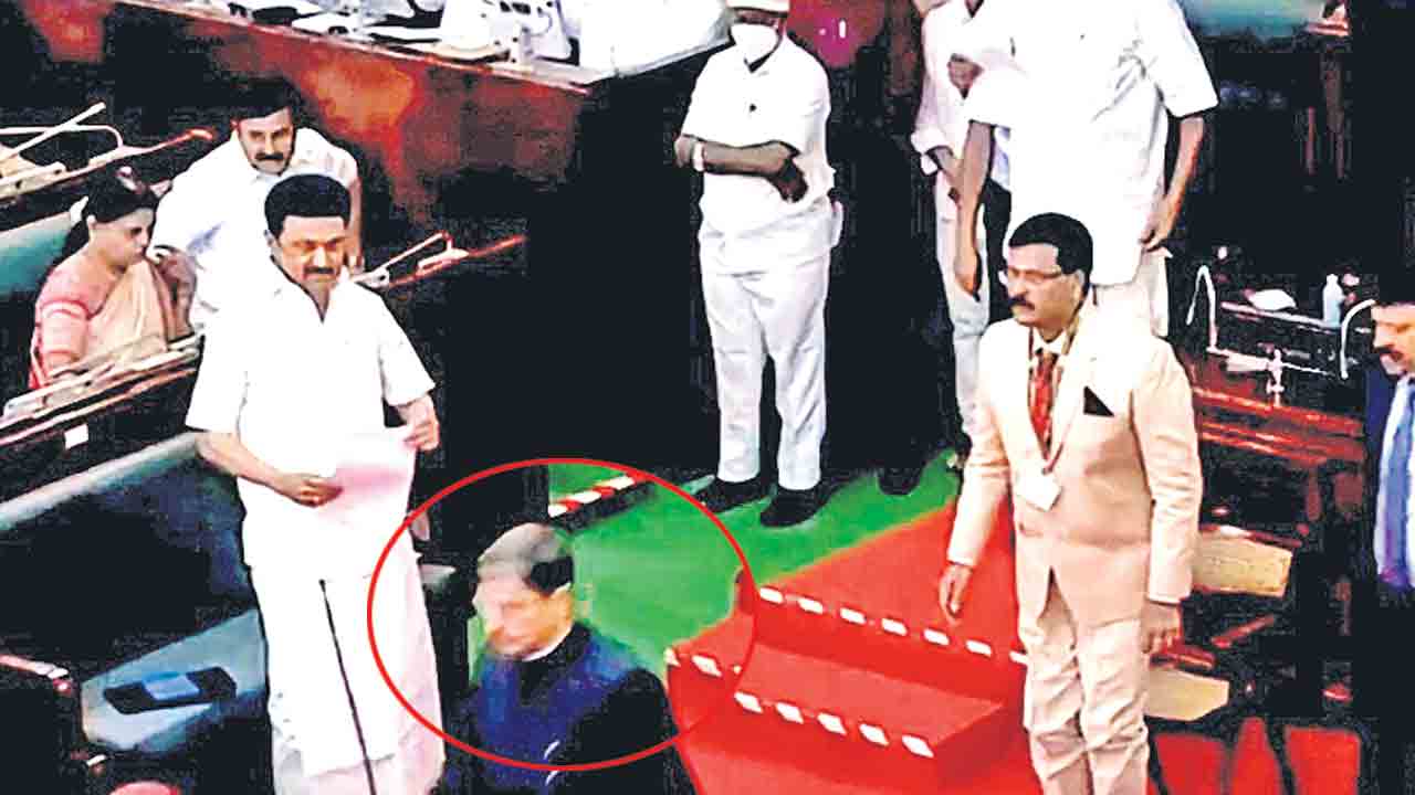 తమిళనాడు శాసనసభ నుంచి గవర్నర్‌ వాకౌట్‌