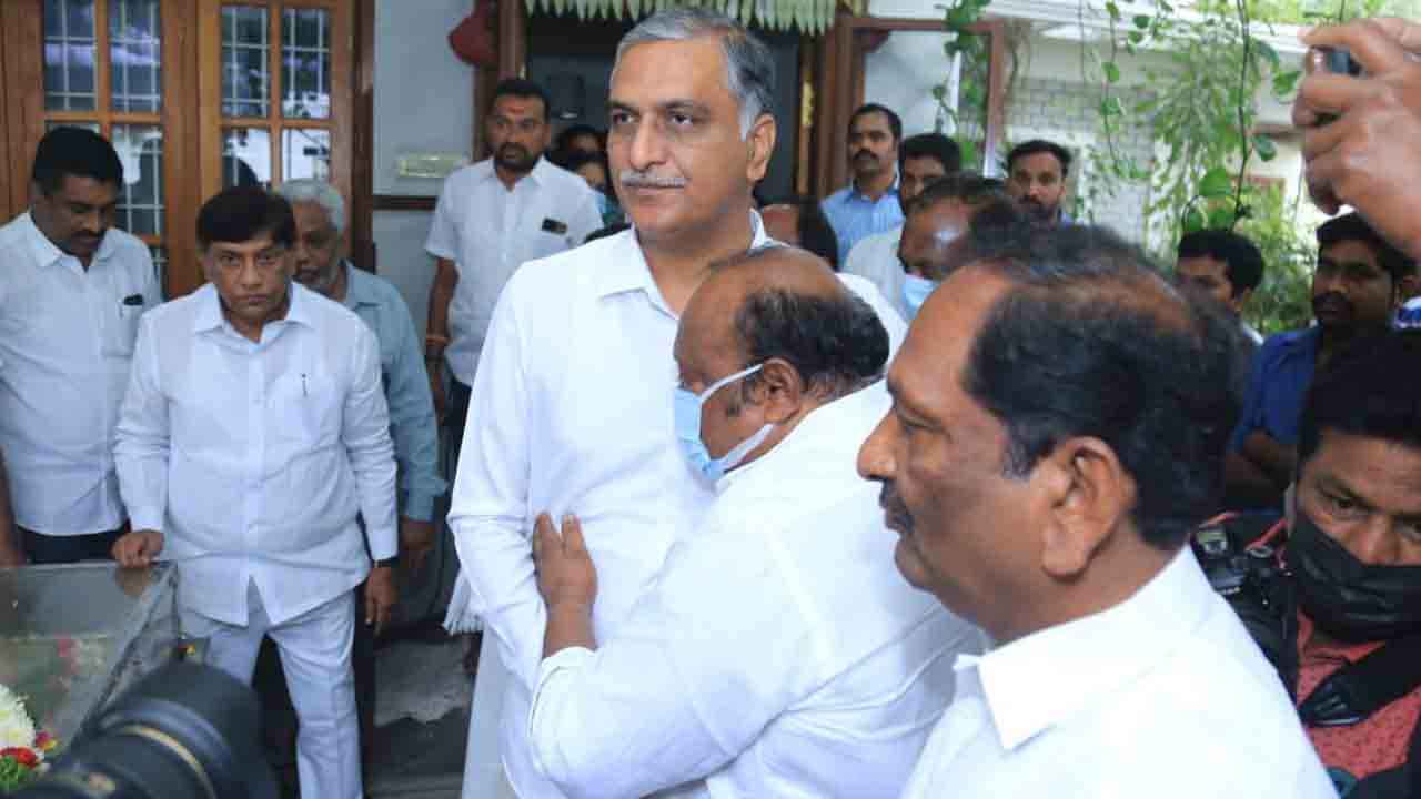 మంత్రి గంగులను ఓదార్చిన మంత్రులు హరీశ్‌ రావు, కొప్పుల