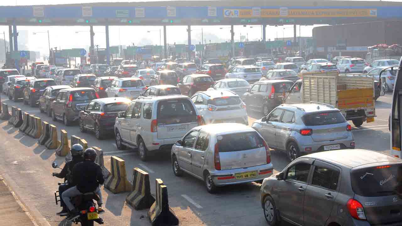 65వ జాతీయ రహదారిపై భారీగా పెరిగిన వాహనాల రద్దీ