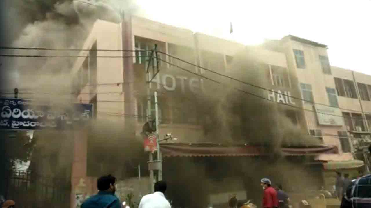 మ‌ల‌క్‌పేట‌లో పేలిన గ్యాస్ సిలిండ‌ర్.. హోట‌ల్ వ‌ర్క‌ర్ మృతి