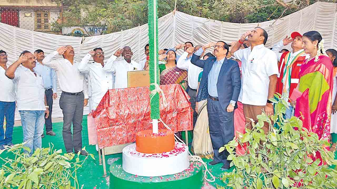 ఉద్యోగులు నిబద్ధతతో పనిచేయాలి