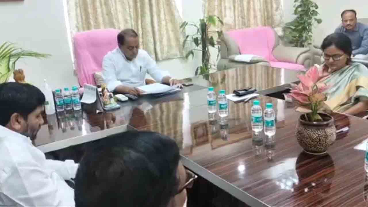 తునికాకు కూలీలకు బోనస్‌ డబ్బులు చెల్లించండి : మంత్రి ఇంద్రక‌ర‌ణ్ రెడ్డి