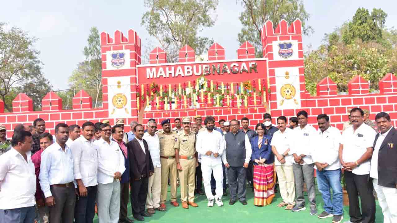 తెలంగాణ పోలీస్‌ దేశానికే ఆదర్శం