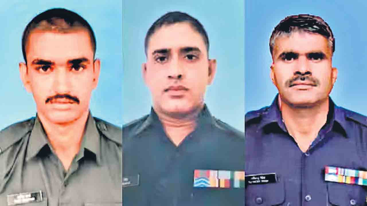 లోయలో పడి ముగ్గురు సైనికుల మృతి