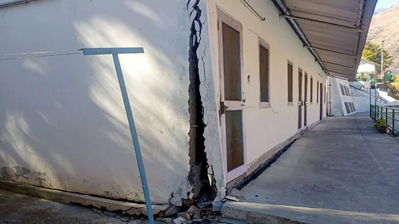 Joshimath: కుంచించుకుపోతున్న జోషీమ‌ఠ్‌.. 600 కుటుంబాలు త‌ర‌లింపు