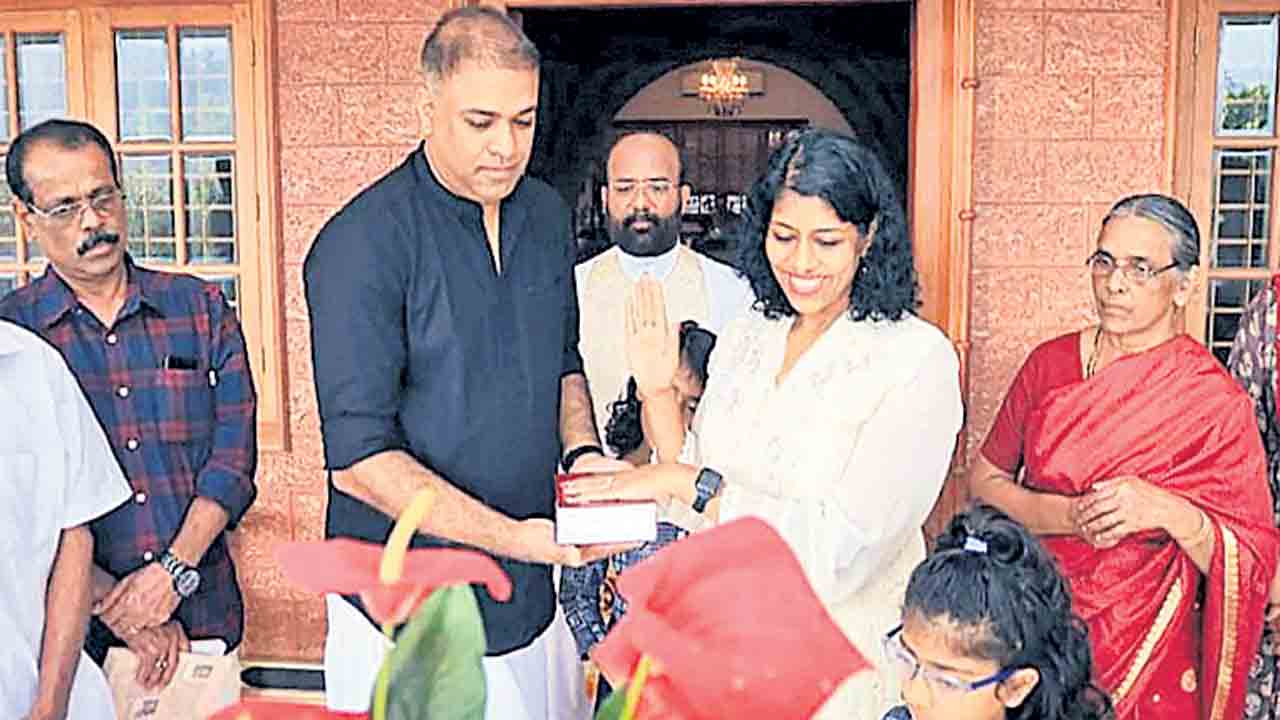 అమెరికాలో జడ్జి.. కేరళలో ప్రమాణం