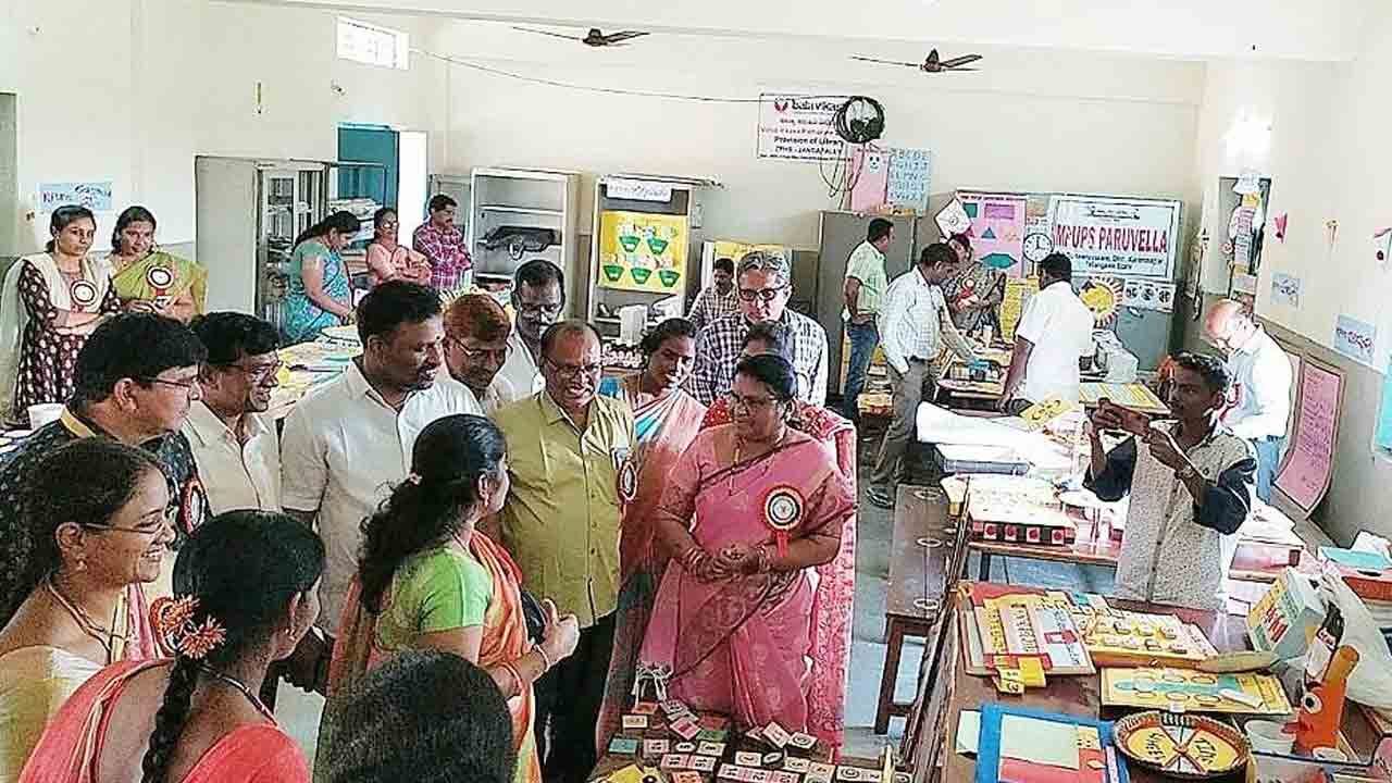 ఆకట్టుకున్న బోధనాభ్యసన సామగ్రి మేళా