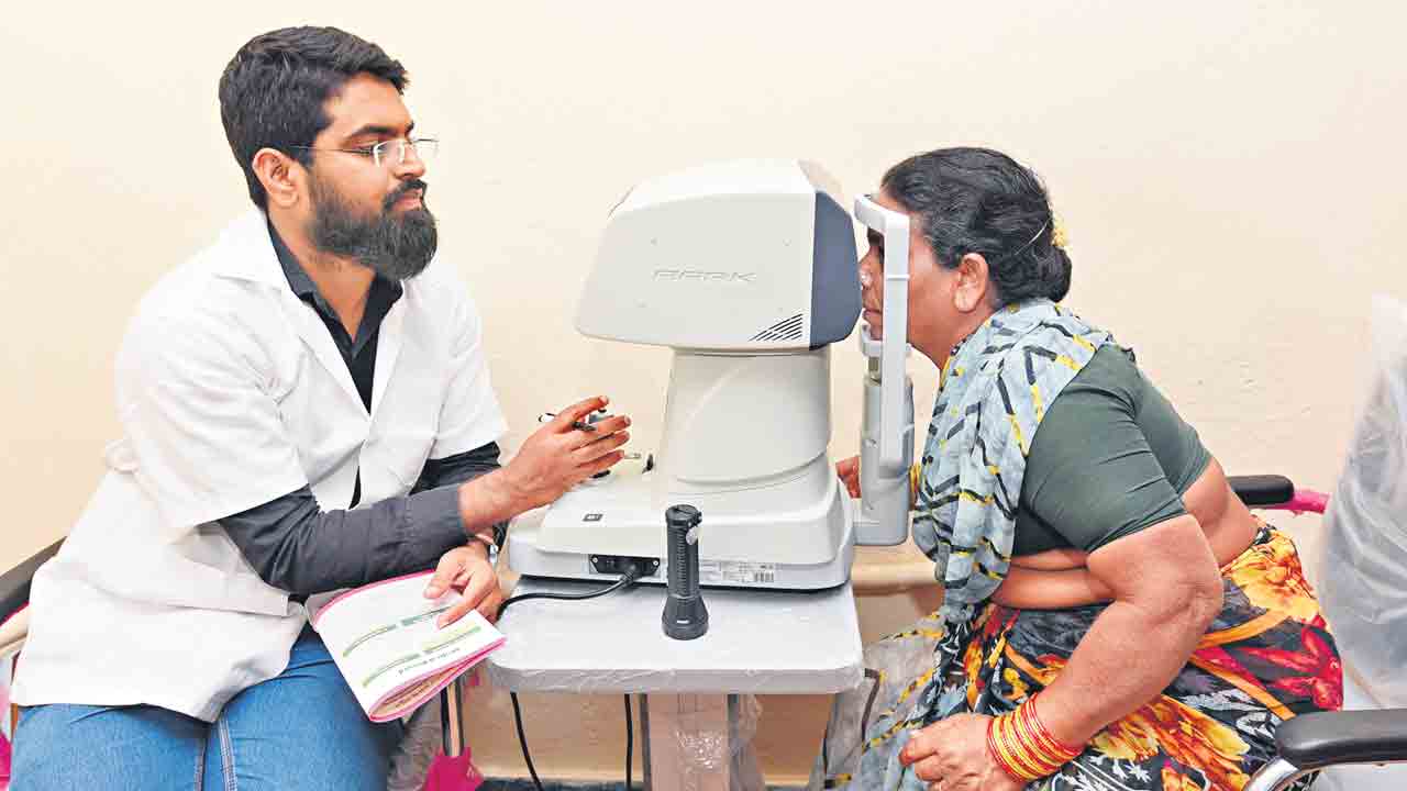 పేదలకు కంటికి వెలుగు