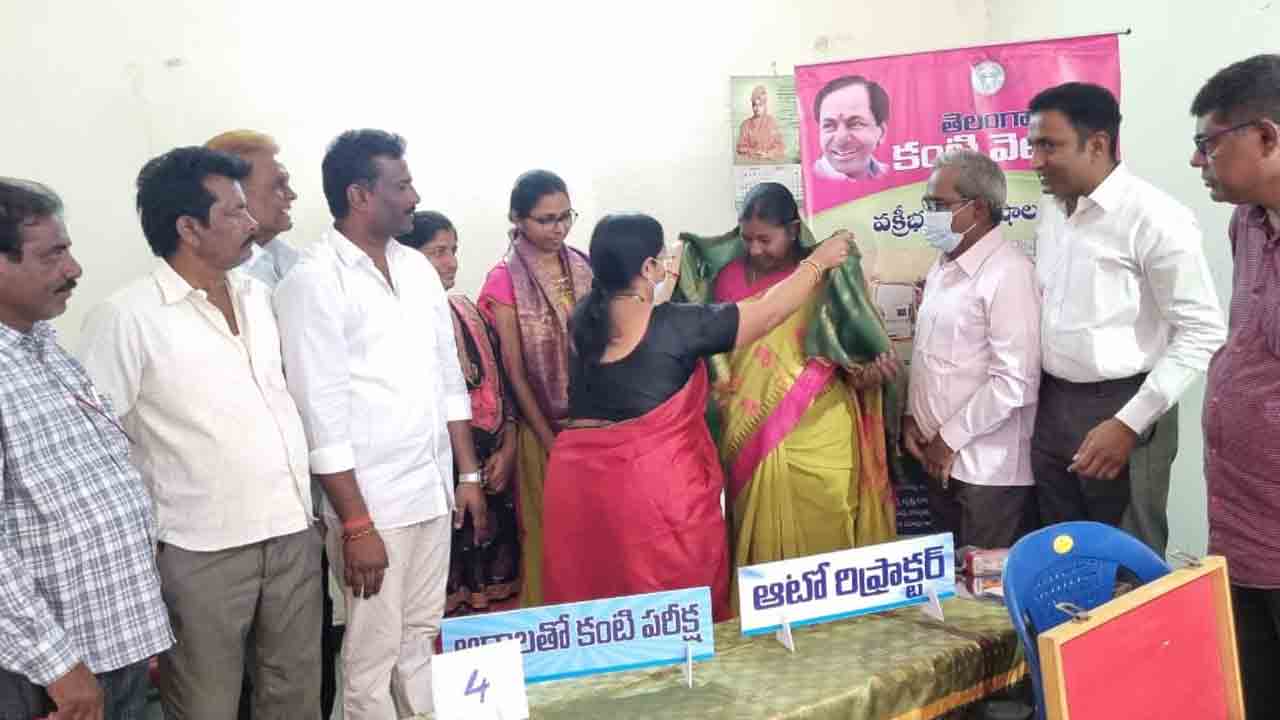 కంటి ప‌రీక్ష‌ల‌కు ఏపీ ప్ర‌జ‌లు.. సీఎం కేసీఆర్‌పై ప్ర‌శంస‌లు