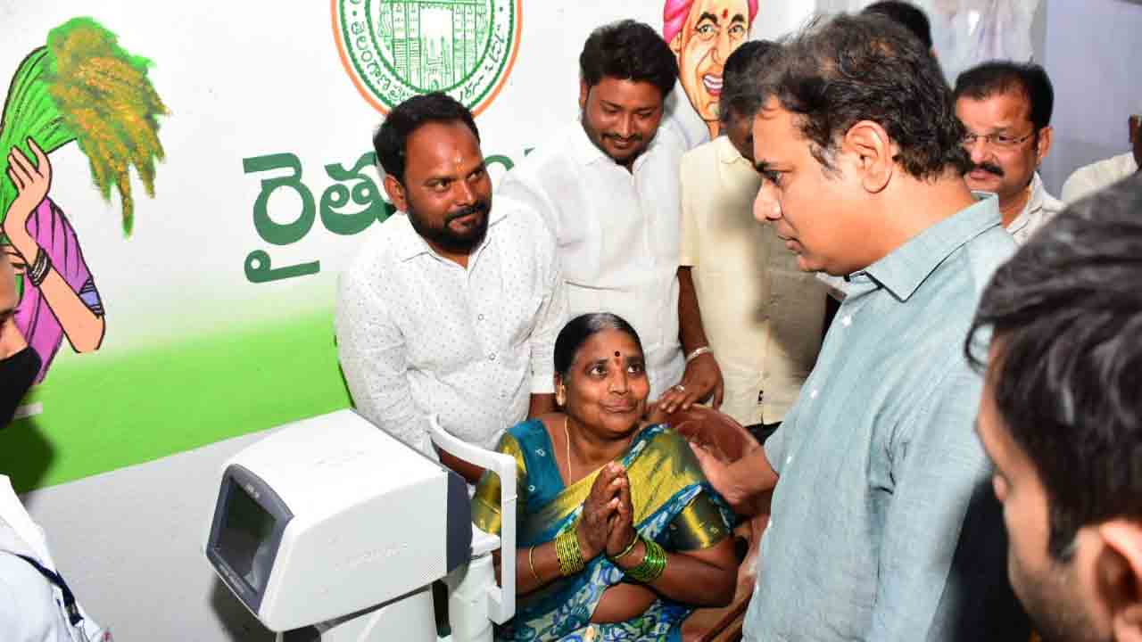 కంటి వెలుగు శిబిరాన్ని సంద‌ర్శించిన మంత్రి కేటీఆర్