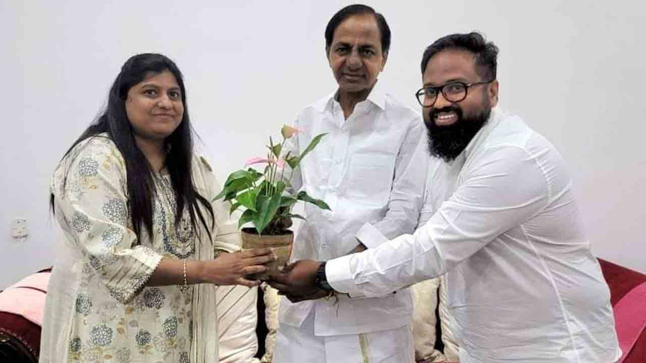 సీఎం కేసీఆర్‌ను కలిసిన గంగాధర ఎంపీపీ మధుకర్‌