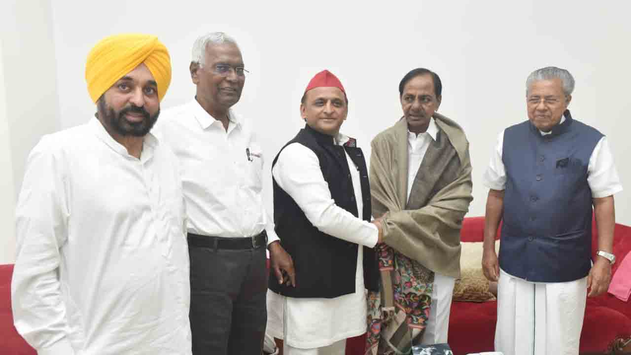 యాదాద్రి నుంచి ఖమ్మం బయలుదేరిన ముఖ్యమంత్రులు