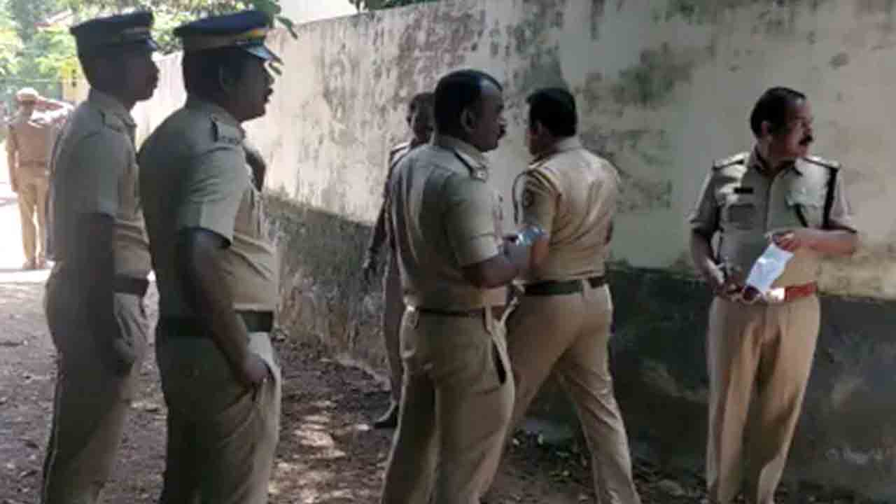 26 మంది అమ్మాయిల‌కు ఉపాధ్యాయుడు లైంగిక వేధింపులు