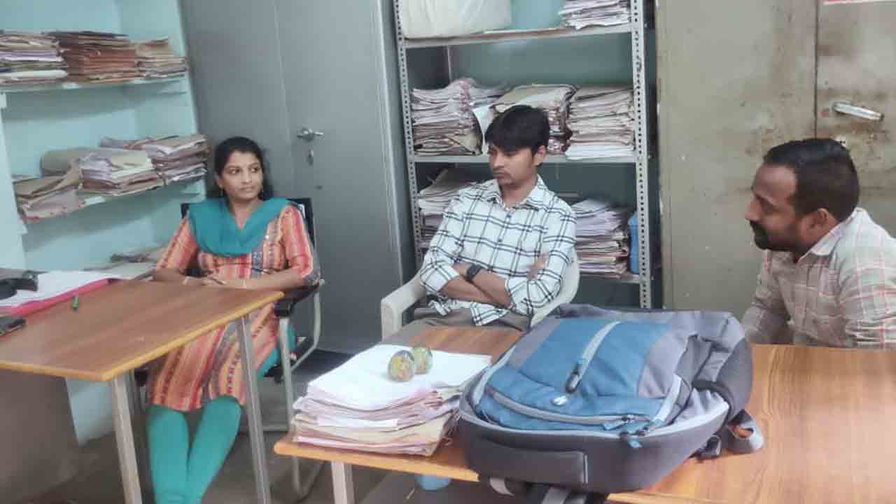 ఏసీబీకి చిక్కిన ఉపాధి క‌ల్ప‌నాశాఖ అధికారి, ఇద్ద‌రు సిబ్బంది