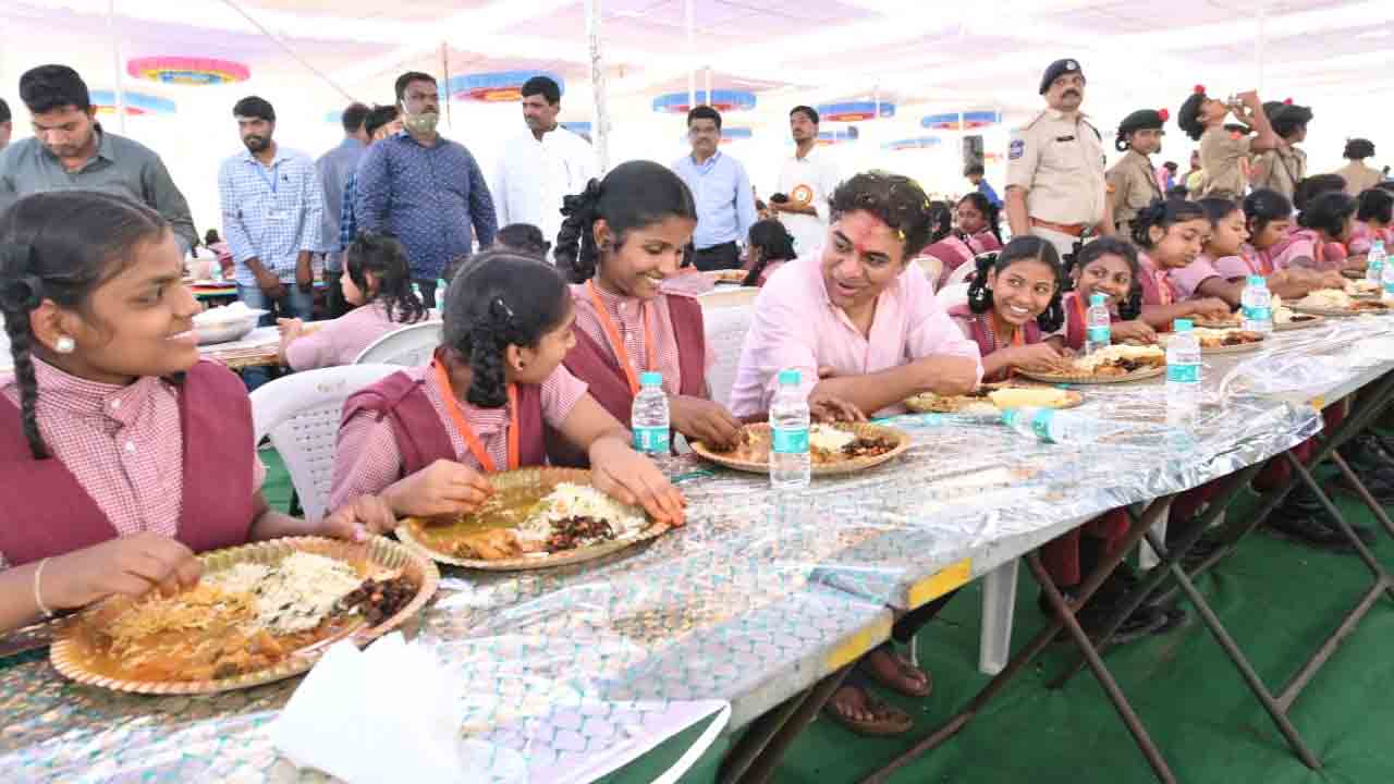 గురుకుల‌ విద్యార్థుల‌తో క‌లిసి భోజ‌నం చేసిన మంత్రి కేటీఆర్