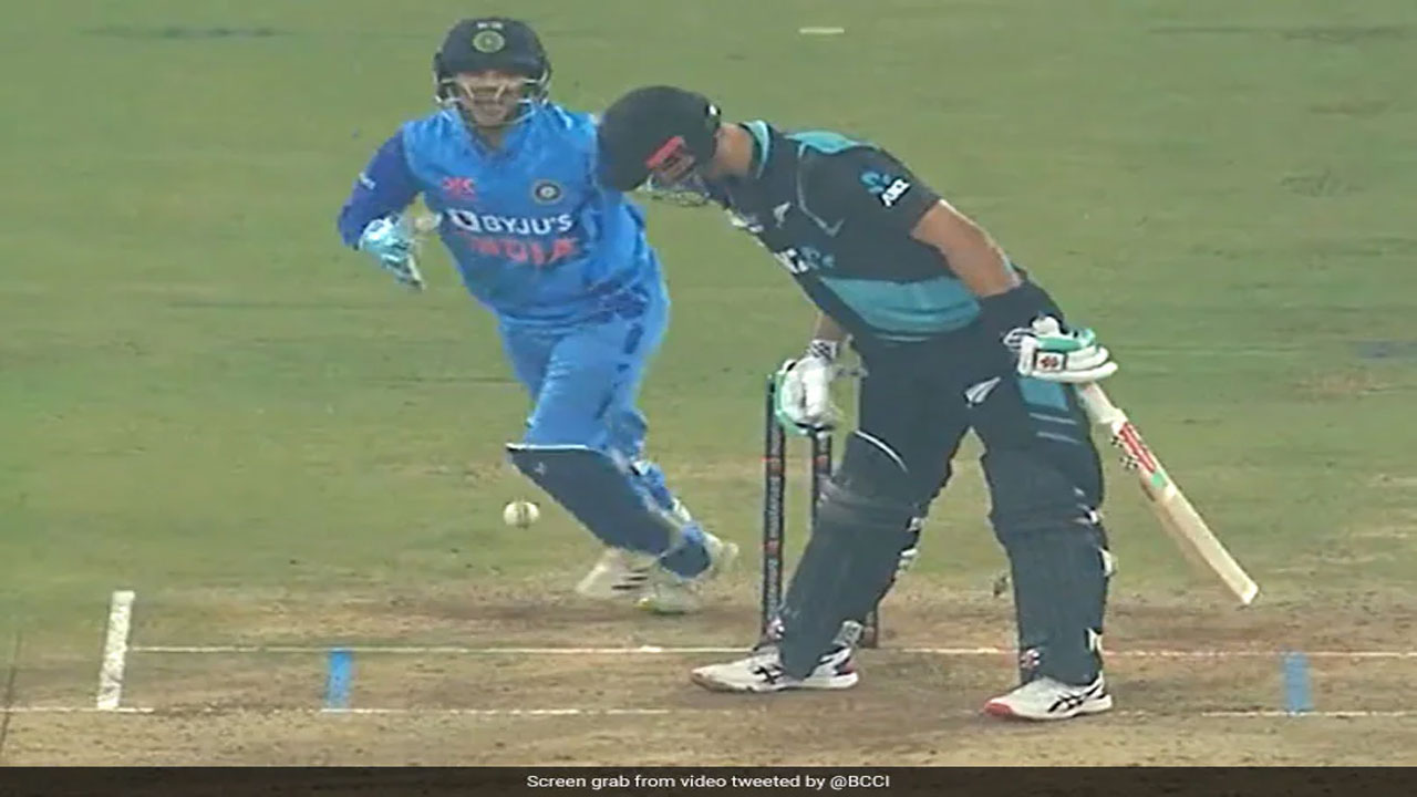 మిచెల్‌ను క్లీన్ బౌల్డ్ చేసిన కుల్దీప్‌.. వీడియో