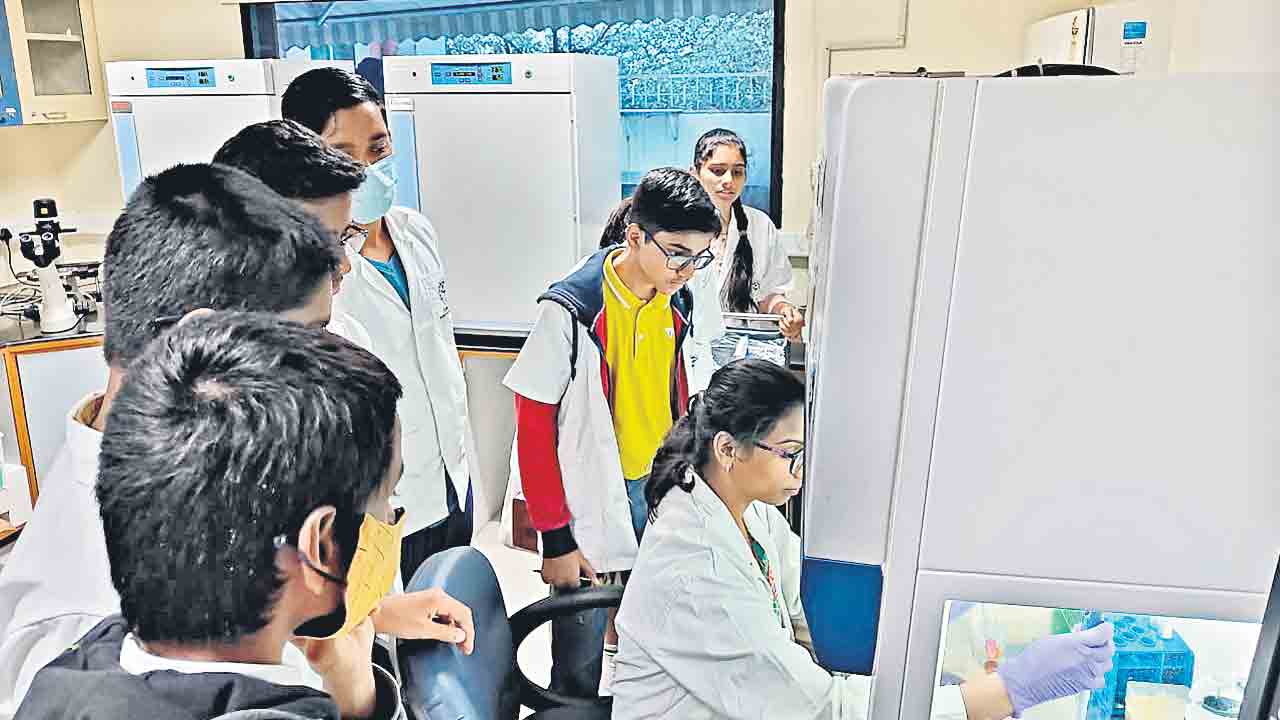 పుస్తకాల్లో చదివిందే.. కళ్లారా చూస్తున్నాం.!