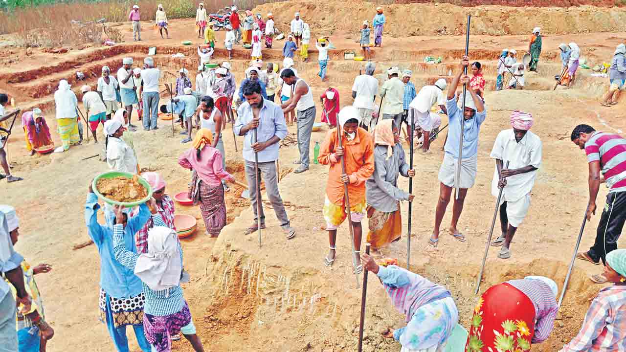 ఉపాధి హామీకి మరో షరతు.. ప్రతి జాబ్‌కార్డుకు ఆధార్‌ లింకు