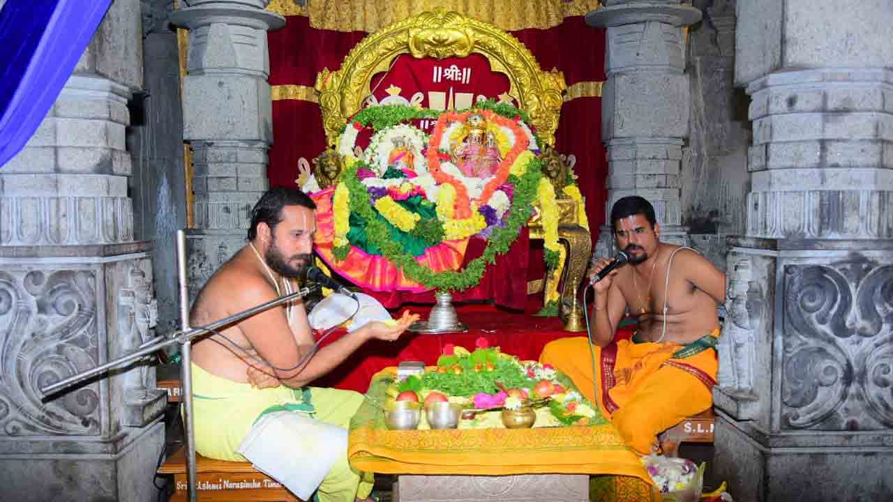 గుట్టలో వైభవంగా నిత్య కల్యాణోత్సవం