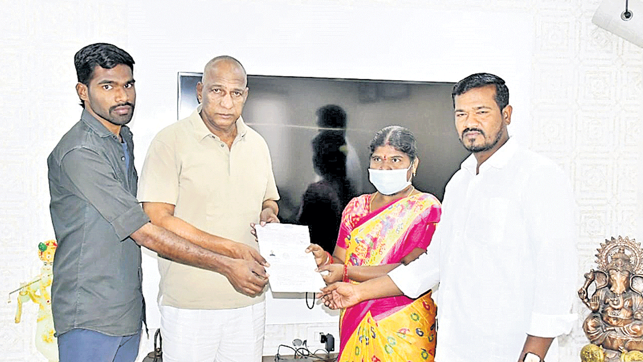 సీఎం సహాయ నిధి చెక్కులు పంపిణీ