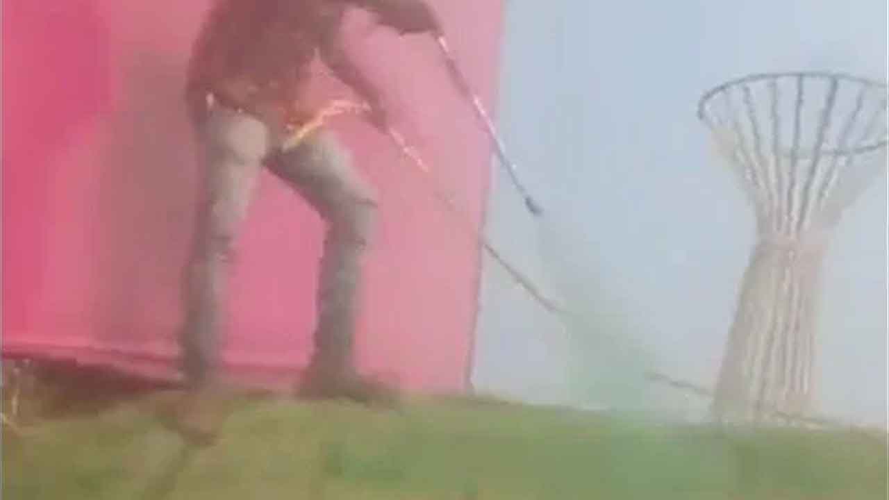 BJP colouring | మోదీ వస్తున్నారు.. ఎండు గడ్డికి రంగు వేసి పచ్చగా చేయండి..! వీడియో వైరల్.