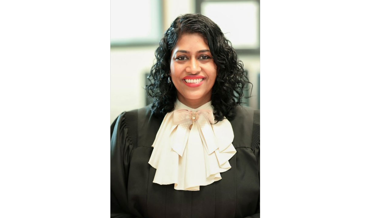 టెక్సాస్ జ‌డ్జిగా భార‌త సంత‌తిరాలు ప్ర‌మాణ స్వీకారం