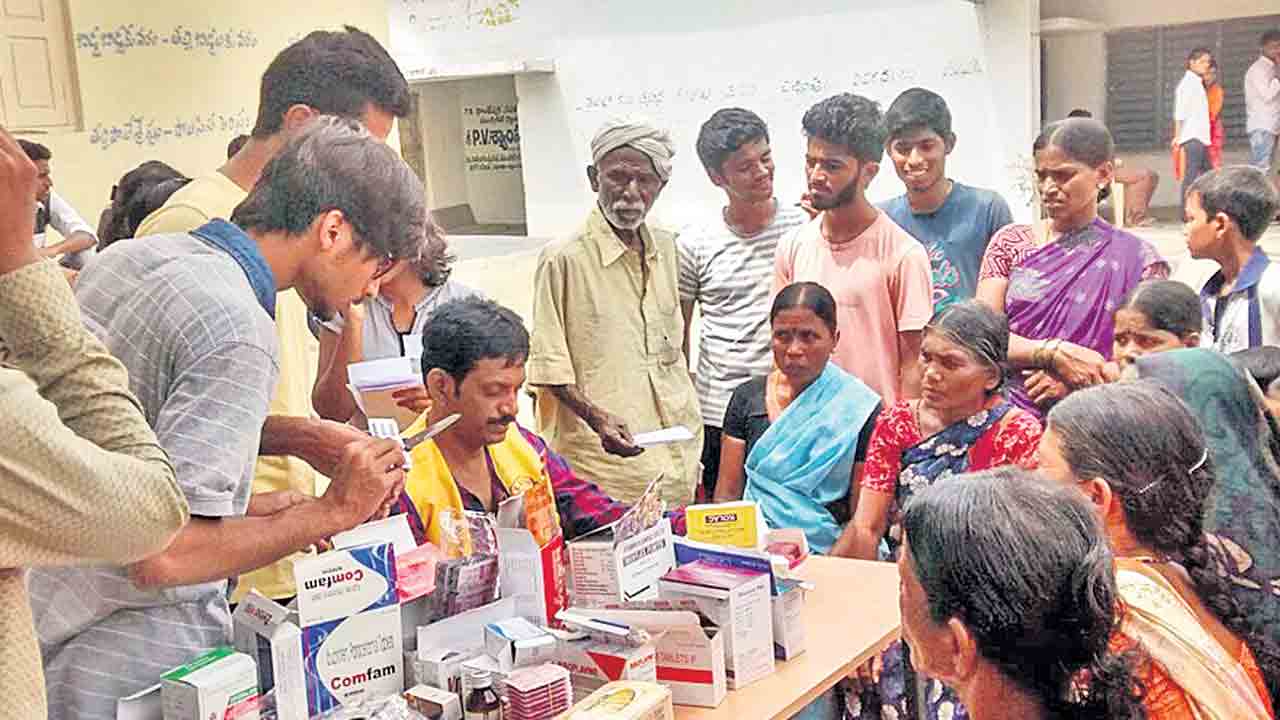 స్ఫూర్తినింపుతూ.. సేవల్లో మమేకం