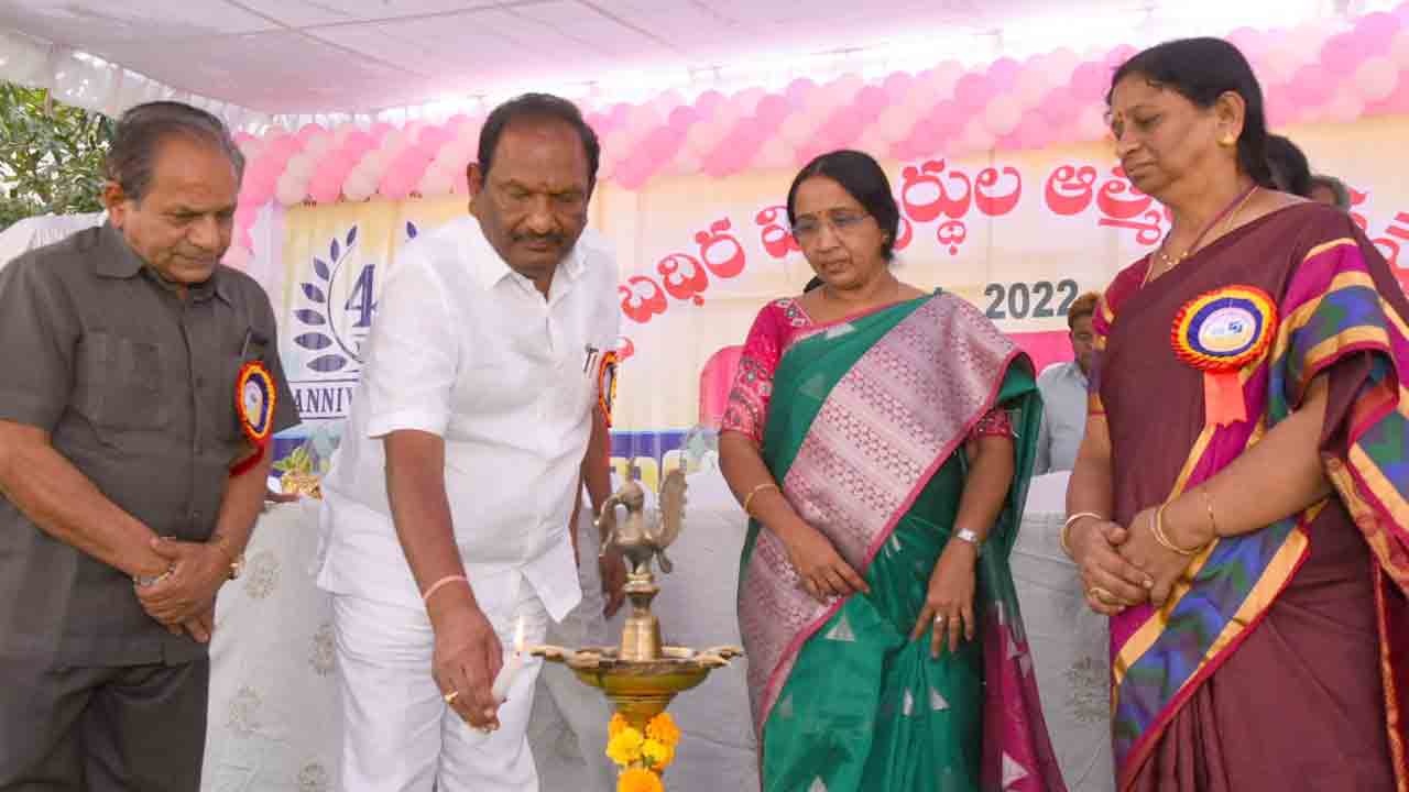 అంగ వైకల్యం ఉన్నవాళ్లు కాదు.. ఇతరుల చెడు కోరుకునే వారే నిజమైన బధిరులు : మంత్రి కొప్పుల