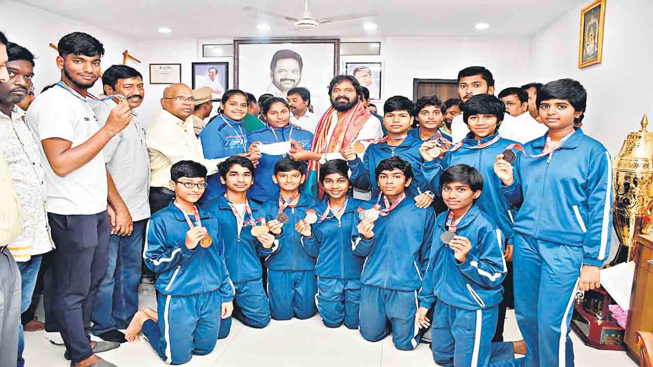స్పోర్ట్స్‌ స్కూల్‌ క్రీడాకారిణులకు మంత్రి అభినందన