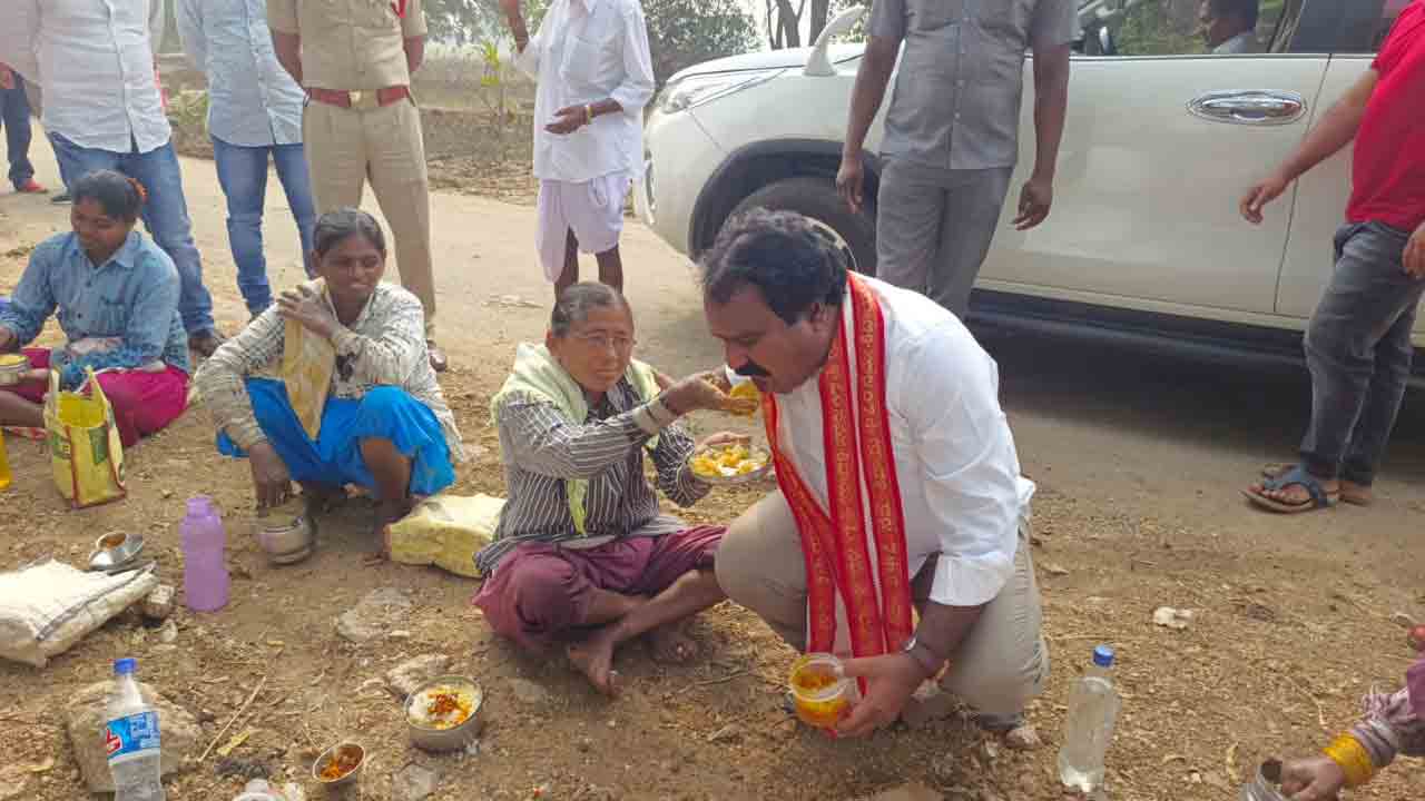 బీఆర్ఎస్ ఎమ్మెల్యేకు ప్రేమగా సద్దన్నం తినిపించిన మహిళా కూలీ
