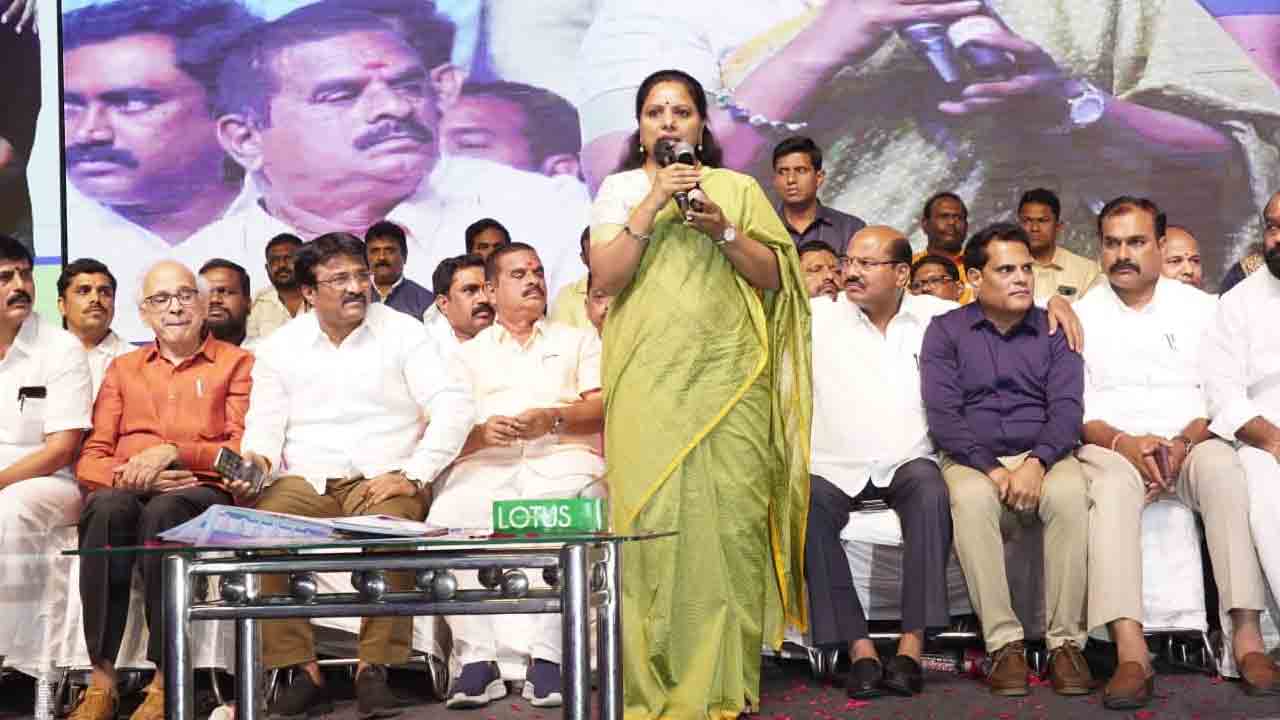 ఉద్యోగులు కేసీఆర్ తొత్తులు కాదు.. ఆత్మ బంధువులు.. బండి సంజ‌య్‌కు క‌విత కౌంట‌ర్