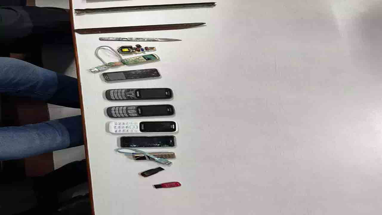 ఖైదీల వద్ద మొబైల్‌ ఫోన్లు, కత్తులు, ఇతర వస్తువులు.. ఐదుగురు జైలు అధికారులు సస్పెండ్‌