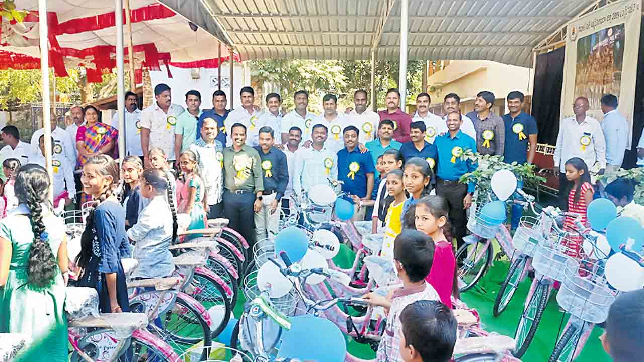 సామాజిక సేవలో ‘2009 బ్యాచ్‌ ఎస్సైలు’