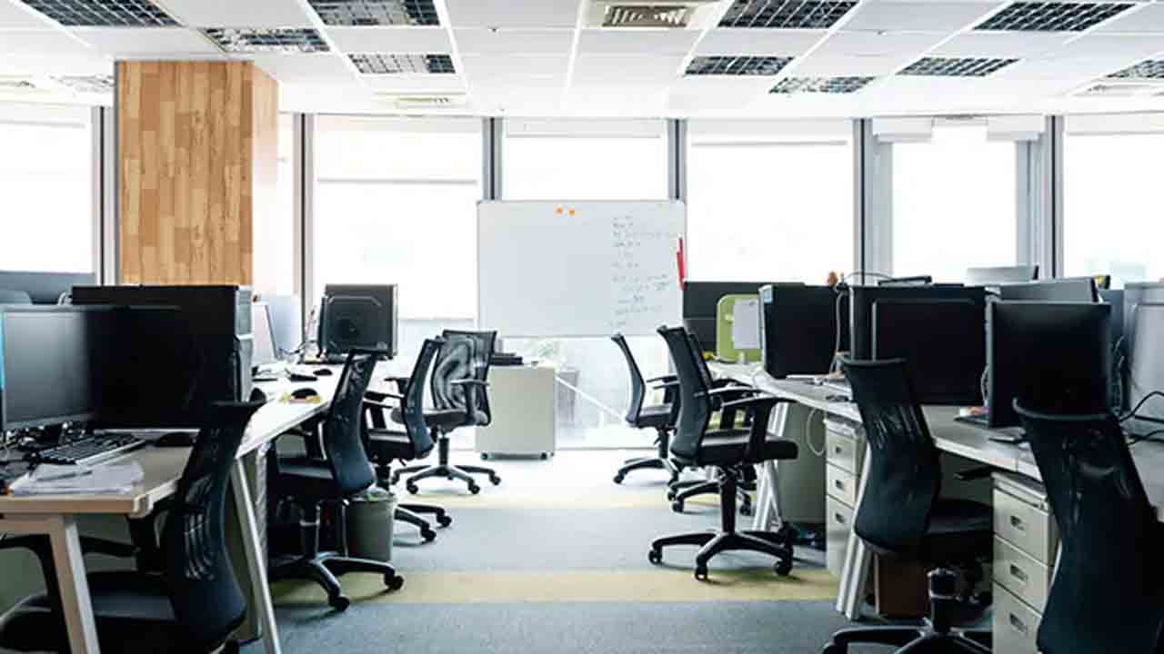 సెలవుల్లో ఉన్న ఉద్యోగులకు ఇబ్బంది కలిగించే సిబ్బందికి లక్ష జరిమానా