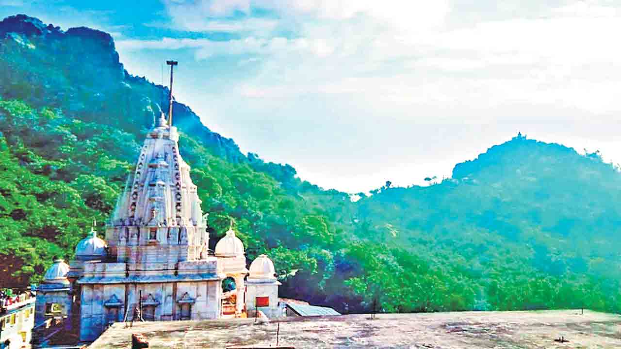 పారస్‌నాథ్‌ హిల్స్‌పై పేచీ.. జార్ఖండ్‌లో జైనులు, గిరిజనుల మధ్య వివాదం