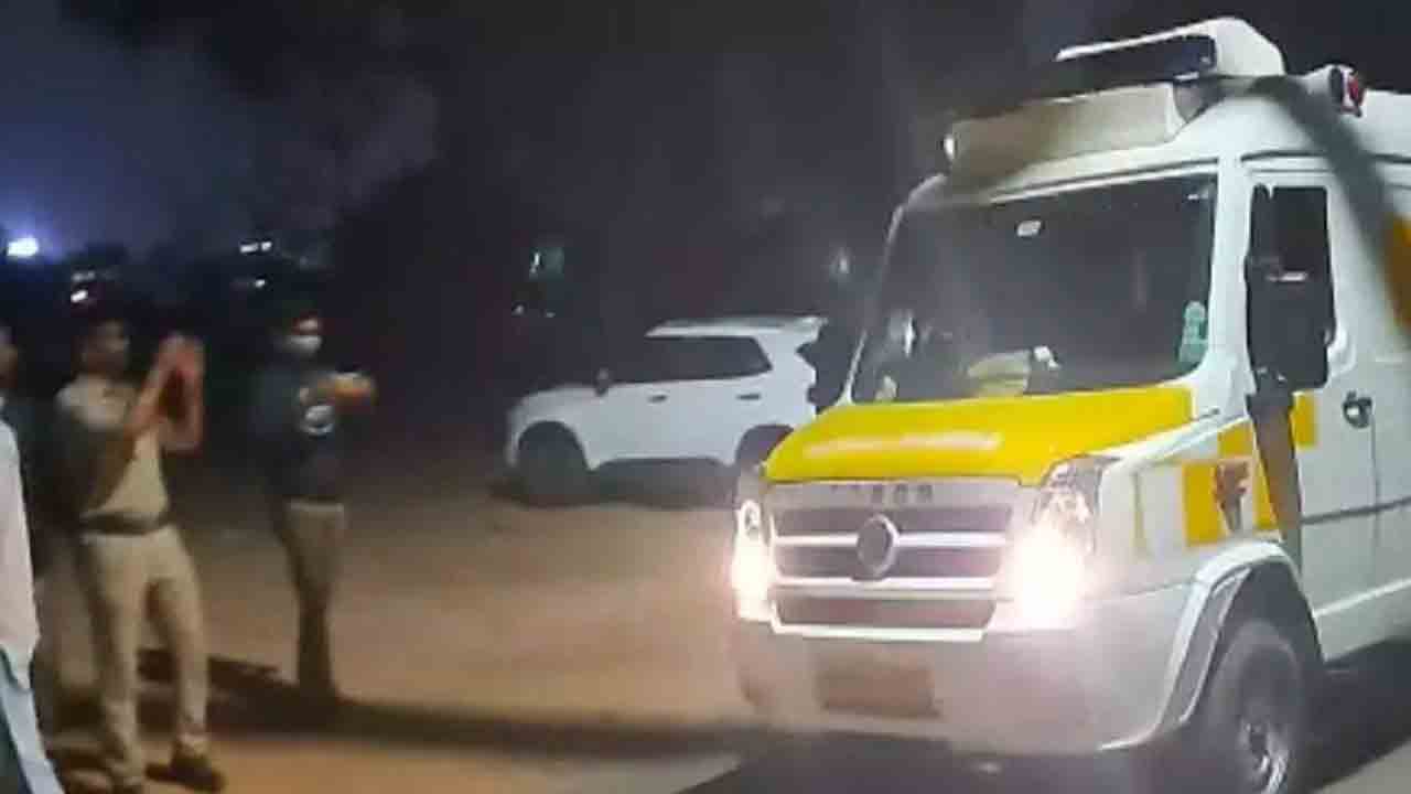 పరవాడ పరిశ్రమలో ప్రమాదం.. ఒకరి మృతి, మరొకరికి తీవ్రగాయాలు