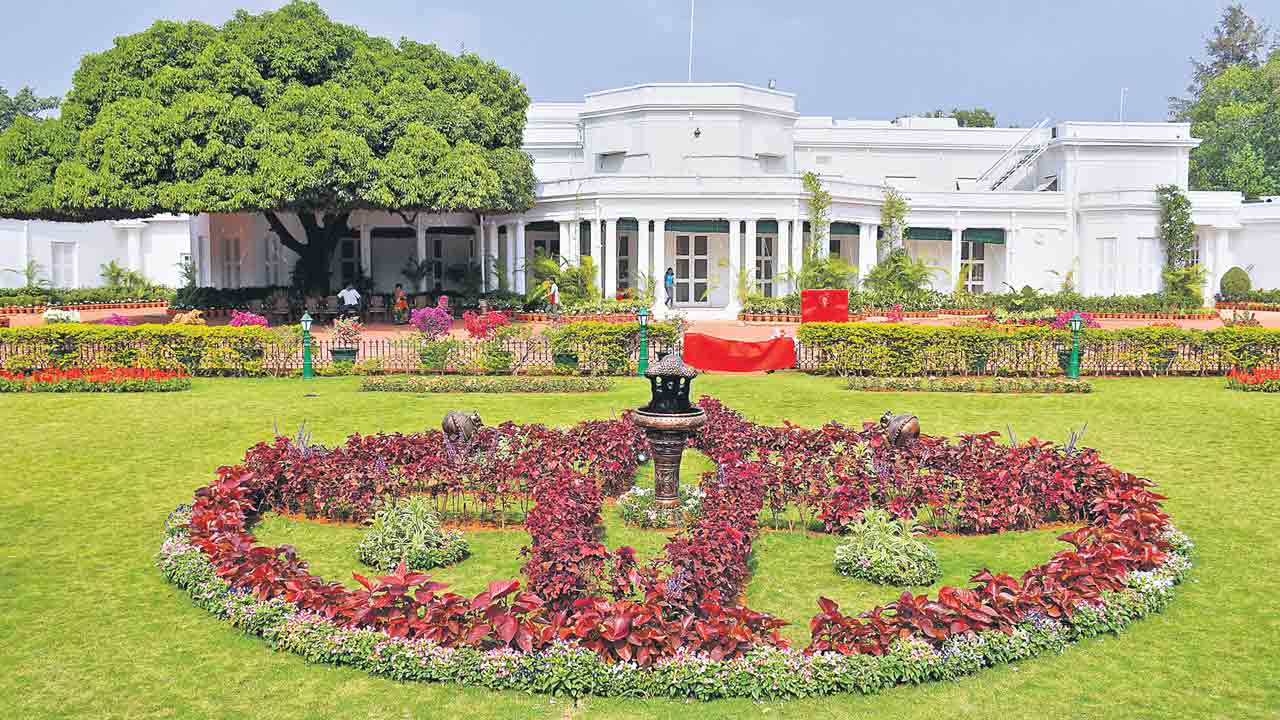 రాష్ట్రపతి నిలయానికి సందర్శకుల తాకిడి